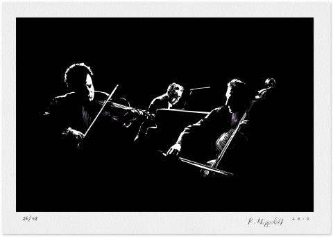Eine Druckgrafik von einem Musikertrio in starken Schwarzweißkontrasten, gedruckt in schwarz und lila