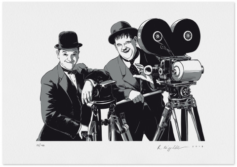 Eine Druckgrafik von Dick und Doof mit Filmkamera, in schwarz und silber gedruckt