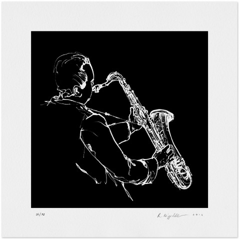 Eine Druckgrafik von einem Saxophon-Spieler in weißen Umrisslinien auf schwarzem Grund