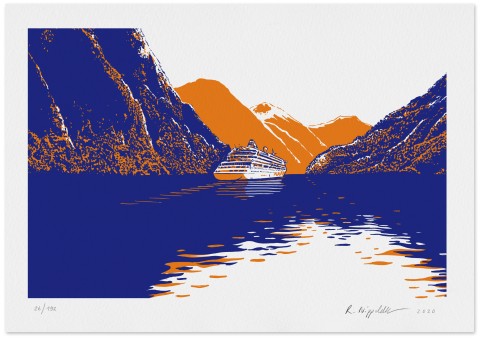 Eine Druckgrafik vonder AIDA in einem Norwegigschen Fjord, in blau und orange gedruckt