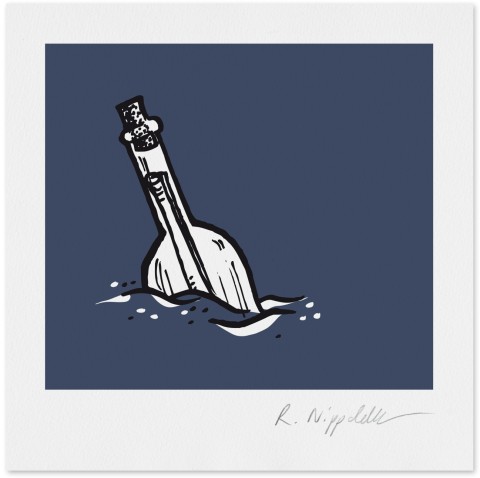 Eine Druckgrafik von einer Flaschenpost, die im Meer schwimmt, in schwarz und blau gedruckt