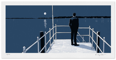 Eine Druckgrafik von einem Mann, der an einem Steg aufs Wasser schaut, in blau und schwarz gedruckt